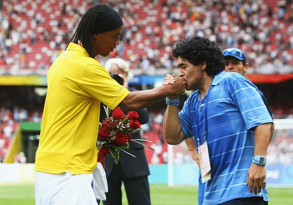 Maradona Warmly Greets Ronaldinho